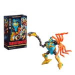 QUICKSTRIKE TRANFORMERS: AGE OF THE PRIMES DELUXE CLASS. ¡Disfruta del épico universo de los robots Transformers con la figura de Quickstrike de Transformers Age of the Primes! Esta figura Deluxe Class de 14 cm se convierte de robot en escorpión en 21 pasos y cuenta con una cola/brazo con cabeza de cobra. Con una detallada articulación, la figura de acción de Quickstrike es una gran adición a cualquier colección. Busca otros juguetes Transformers (se venden por separado; sujeto a disponibilidad) de personajes como Optimus Prime, Bumblebee, Megatron y otros para formar una colección que es mucho más de lo que se ve a simple vista.