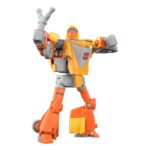 AUTOBOT WHEELIE TRANSFORMERS RETRO G1. Este juguete se convierte de robot de 11 cm en coche cybertroniano en 23 pasos e incluye un tirachinas removible. El embalaje retro cuenta con diseño vintage y ficha técnica recortable de la figura. Busca otros juguetes coleccionables Transformers G1 (se venden por separado; sujeto a disponibilidad) de personajes favoritos como Autobot Outback, Wheeljack, Autobot Brawn y otros para formar un equipo que es mucho más de lo que se ve a simple vista.