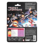 AUTOBOT WHEELIE TRANSFORMERS RETRO G1. Este juguete se convierte de robot de 11 cm en coche cybertroniano en 23 pasos e incluye un tirachinas removible. El embalaje retro cuenta con diseño vintage y ficha técnica recortable de la figura. Busca otros juguetes coleccionables Transformers G1 (se venden por separado; sujeto a disponibilidad) de personajes favoritos como Autobot Outback, Wheeljack, Autobot Brawn y otros para formar un equipo que es mucho más de lo que se ve a simple vista.