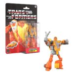 AUTOBOT WHEELIE TRANSFORMERS RETRO G1. Este juguete se convierte de robot de 11 cm en coche cybertroniano en 23 pasos e incluye un tirachinas removible. El embalaje retro cuenta con diseño vintage y ficha técnica recortable de la figura. Busca otros juguetes coleccionables Transformers G1 (se venden por separado; sujeto a disponibilidad) de personajes favoritos como Autobot Outback, Wheeljack, Autobot Brawn y otros para formar un equipo que es mucho más de lo que se ve a simple vista.