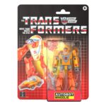 AUTOBOT WHEELIE TRANSFORMERS RETRO G1. Este juguete se convierte de robot de 11 cm en coche cybertroniano en 23 pasos e incluye un tirachinas removible. El embalaje retro cuenta con diseño vintage y ficha técnica recortable de la figura. Busca otros juguetes coleccionables Transformers G1 (se venden por separado; sujeto a disponibilidad) de personajes favoritos como Autobot Outback, Wheeljack, Autobot Brawn y otros para formar un equipo que es mucho más de lo que se ve a simple vista.