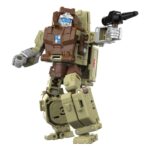 AUTOBOT OUTBACK TRANSFORMERS RETRO G1. Este juguete se convierte de robot de 12,5 cm en camión en 23 pasos e incluye un cañón removible. El embalaje retro cuenta con diseño vintage y ficha técnica recortable de la figura. Busca otros juguetes coleccionables Transformers G1 (se venden por separado; sujeto a disponibilidad) de personajes favoritos como Autobot Wheelie, Wheeljack, Autobot Brawn y otros para formar un equipo que es mucho más de lo que se ve a simple vista.