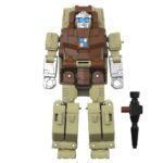 AUTOBOT OUTBACK TRANSFORMERS RETRO G1. Este juguete se convierte de robot de 12,5 cm en camión en 23 pasos e incluye un cañón removible. El embalaje retro cuenta con diseño vintage y ficha técnica recortable de la figura. Busca otros juguetes coleccionables Transformers G1 (se venden por separado; sujeto a disponibilidad) de personajes favoritos como Autobot Wheelie, Wheeljack, Autobot Brawn y otros para formar un equipo que es mucho más de lo que se ve a simple vista.