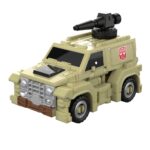 AUTOBOT OUTBACK TRANSFORMERS RETRO G1. Este juguete se convierte de robot de 12,5 cm en camión en 23 pasos e incluye un cañón removible. El embalaje retro cuenta con diseño vintage y ficha técnica recortable de la figura. Busca otros juguetes coleccionables Transformers G1 (se venden por separado; sujeto a disponibilidad) de personajes favoritos como Autobot Wheelie, Wheeljack, Autobot Brawn y otros para formar un equipo que es mucho más de lo que se ve a simple vista.