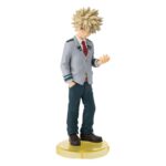 ADOKENATTE KATSUKI BAKUGO MY HERO ACADEMIA ESTATUA. figura oficial de PVC de Katsuki Bakugo lo muestra con su uniforme escolar en un formato compacto de 14 cm.