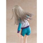 SPIRITALE HIRO SHINOZAWA GAKUEN IDOLMASTER. De Gakuen Idolmaster, la misteriosa chica prodigio Hiro Shinozawa llega como figura a escala 1/7. Su atuendo de entrenamiento del “escenario de lección” ha sido recreado fielmente en forma tridimensional. Su expresión y postura reflejan por completo su personalidad única, que encuentra alegría en las “lecciones duras y dolorosas” y en “cuando las cosas no salen bien”. Sus delicadas piernas, que parecen no ser muy aptas para el deporte, muestran el momento en que apenas logra terminar su entrenamiento. Su postura tambaleante expresa maravillosamente que “está esforzándose al máximo ahora mismo”. Con sus ojos color ámbar brillando como si buscara elogios, y su rostro cansado pero con una sonrisa «nihera~», la figura está llena del encanto característico de Hiro. El chándal en tonos turquesa y blanco presenta un acabado mate, con detalles como sutiles gradaciones de tela bajo la luz, el brillo del cierre, los ribetes de las mangas y la cintura, y la textura tejida de los calentadores de piernas.