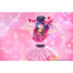 AI REISSUE OSHI NO KO. Revive el brillo del escenario con esta suntuosa figura de Ai, la legendaria ídolo de la serie Oshi no Ko. Con 29 cm de altura, esta estatuilla captura la magia y la ilusión del espectáculo japonés. La pose enérgica, los colores vibrantes y los intrincados detalles de su atuendo escénico evocan instantáneamente la atmósfera de un concierto. La base rosa en forma de estrella realza el encanto y la puesta en escena del ídolo, mientras que los efectos de brillo y el cabello en capas añaden una profundidad visual impresionante. Ai Hoshino, la figura central de Oshi no Ko, es una cantante querida pero enigmática, dividida entre su imagen pública y sus emociones reales. Detrás de su sonrisa cautivadora se esconde una joven marcada por los secretos y la soledad. Esta figura captura perfectamente el contraste entre brillantez y fragilidad, el corazón del personaje de Ai.