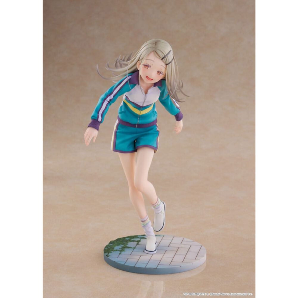 Spiritale hiro shinozawa gakuen idolmaster.  de gakuen idolmaster, la misteriosa chica prodigio hiro shinozawa llega como figura a escala 1/7. Su atuendo de entrenamiento del “escenario de lección” ha sido recreado fielmente en forma tridimensional. Su expresión y postura reflejan por completo su personalidad única, que encuentra alegría en las “lecciones duras y dolorosas” y en “cuando las cosas no salen bien”. Sus delicadas piernas, que parecen no ser muy aptas para el deporte, muestran el momento en que apenas logra terminar su entrenamiento. Su postura tambaleante expresa maravillosamente que “está esforzándose al máximo ahora mismo”. Con sus ojos color ámbar brillando como si buscara elogios, y su rostro cansado pero con una sonrisa «nihera~», la figura está llena del encanto característico de hiro. El chándal en tonos turquesa y blanco presenta un acabado mate, con detalles como sutiles gradaciones de tela bajo la luz, el brillo del cierre, los ribetes de las mangas y la cintura, y la textura tejida de los calentadores de piernas.