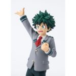 ADOKENATTE IZUKU MIDORIYA MY HERO ACADEMIA ESTATUA. mide unos 14 cm de altura y muestra a Midoriya con su uniforme escolar de la U.A.