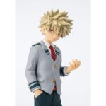 ADOKENATTE KATSUKI BAKUGO MY HERO ACADEMIA ESTATUA. figura oficial de PVC de Katsuki Bakugo lo muestra con su uniforme escolar en un formato compacto de 14 cm.