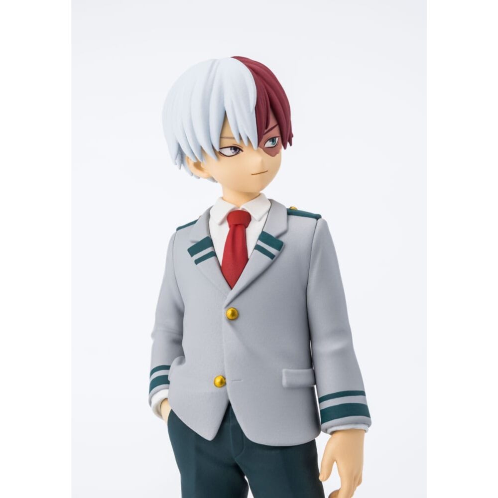 ADOKENATTE SHOTO TODOROKI MY HERO ACADEMIA ESTATUA. figura oficial de PVC lo muestra con su uniforme escolar y mide unos 14 cm de altura.