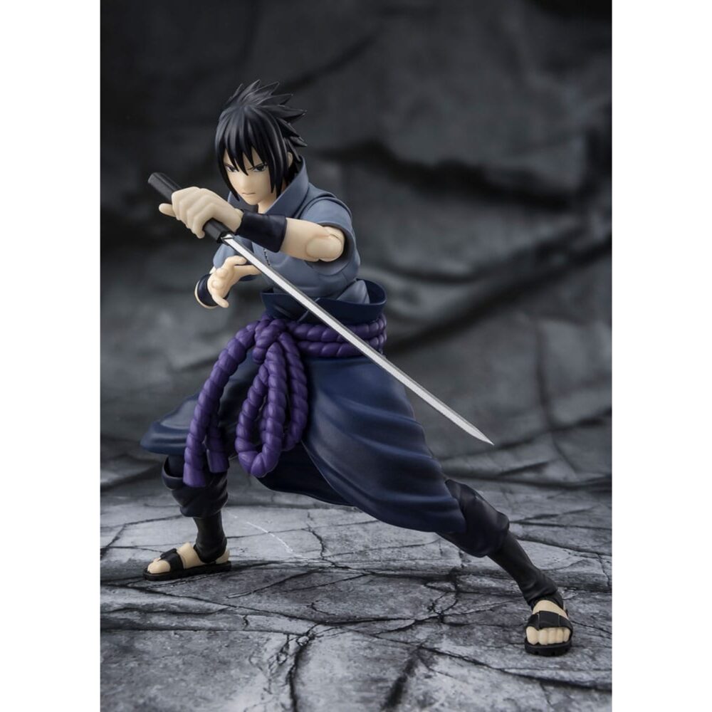 SASUKE UCHIHA SOLITARY SHINOBI SH FIGUARTS. figura oficial de Sasuke Uchiha, Shinobi solitario, mide unos 15 cm de altura y pertenece a la línea S.H.Figuarts de Tamashii Nations.
