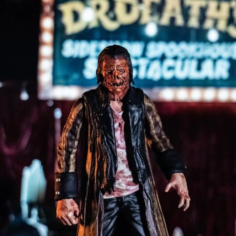 CANDYMAN CANDYMAN: FAREWELL TO THE FLESH SCREAM GREATS. Figura de Jacob Atkins a escala de 20 cm con cubo de calabaza como accesorio.