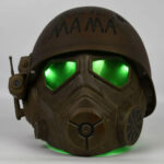FALLOUT NEW CALIFORNIA REPUBLIC RANGERS WEARABLE HELMET REPLICA. Se trata de una réplica a escala real fabricada en plástico con iluminación LED, de unos 38,5 cm de altura y expuesta sobre una base metálica, fabricada por DEVplus.