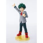 ADOKENATTE IZUKU MIDORIYA MY HERO ACADEMIA ESTATUA. mide unos 14 cm de altura y muestra a Midoriya con su uniforme escolar de la U.A.