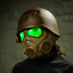 FALLOUT NEW CALIFORNIA REPUBLIC RANGERS WEARABLE HELMET REPLICA. Se trata de una réplica a escala real fabricada en plástico con iluminación LED, de unos 38,5 cm de altura y expuesta sobre una base metálica, fabricada por DEVplus.