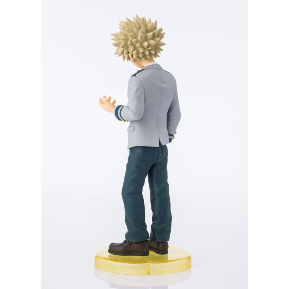 ADOKENATTE KATSUKI BAKUGO MY HERO ACADEMIA ESTATUA. figura oficial de PVC de Katsuki Bakugo lo muestra con su uniforme escolar en un formato compacto de 14 cm.