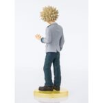 ADOKENATTE KATSUKI BAKUGO MY HERO ACADEMIA ESTATUA. figura oficial de PVC de Katsuki Bakugo lo muestra con su uniforme escolar en un formato compacto de 14 cm.