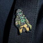 FALLOUT NEW CALIFORNIA REPUBLIC RANGERS WEARABLE HELMET REPLICA. Se trata de una réplica a escala real fabricada en plástico con iluminación LED, de unos 38,5 cm de altura y expuesta sobre una base metálica, fabricada por DEVplus.