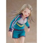 SPIRITALE HIRO SHINOZAWA GAKUEN IDOLMASTER. De Gakuen Idolmaster, la misteriosa chica prodigio Hiro Shinozawa llega como figura a escala 1/7. Su atuendo de entrenamiento del “escenario de lección” ha sido recreado fielmente en forma tridimensional. Su expresión y postura reflejan por completo su personalidad única, que encuentra alegría en las “lecciones duras y dolorosas” y en “cuando las cosas no salen bien”. Sus delicadas piernas, que parecen no ser muy aptas para el deporte, muestran el momento en que apenas logra terminar su entrenamiento. Su postura tambaleante expresa maravillosamente que “está esforzándose al máximo ahora mismo”. Con sus ojos color ámbar brillando como si buscara elogios, y su rostro cansado pero con una sonrisa «nihera~», la figura está llena del encanto característico de Hiro. El chándal en tonos turquesa y blanco presenta un acabado mate, con detalles como sutiles gradaciones de tela bajo la luz, el brillo del cierre, los ribetes de las mangas y la cintura, y la textura tejida de los calentadores de piernas.