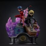 LADY BUG AND CAT NOIR figura oficial de resina en formato 1/10 mide aproximadamente 23 cm de alto por 19 cm de ancho y profundidad.