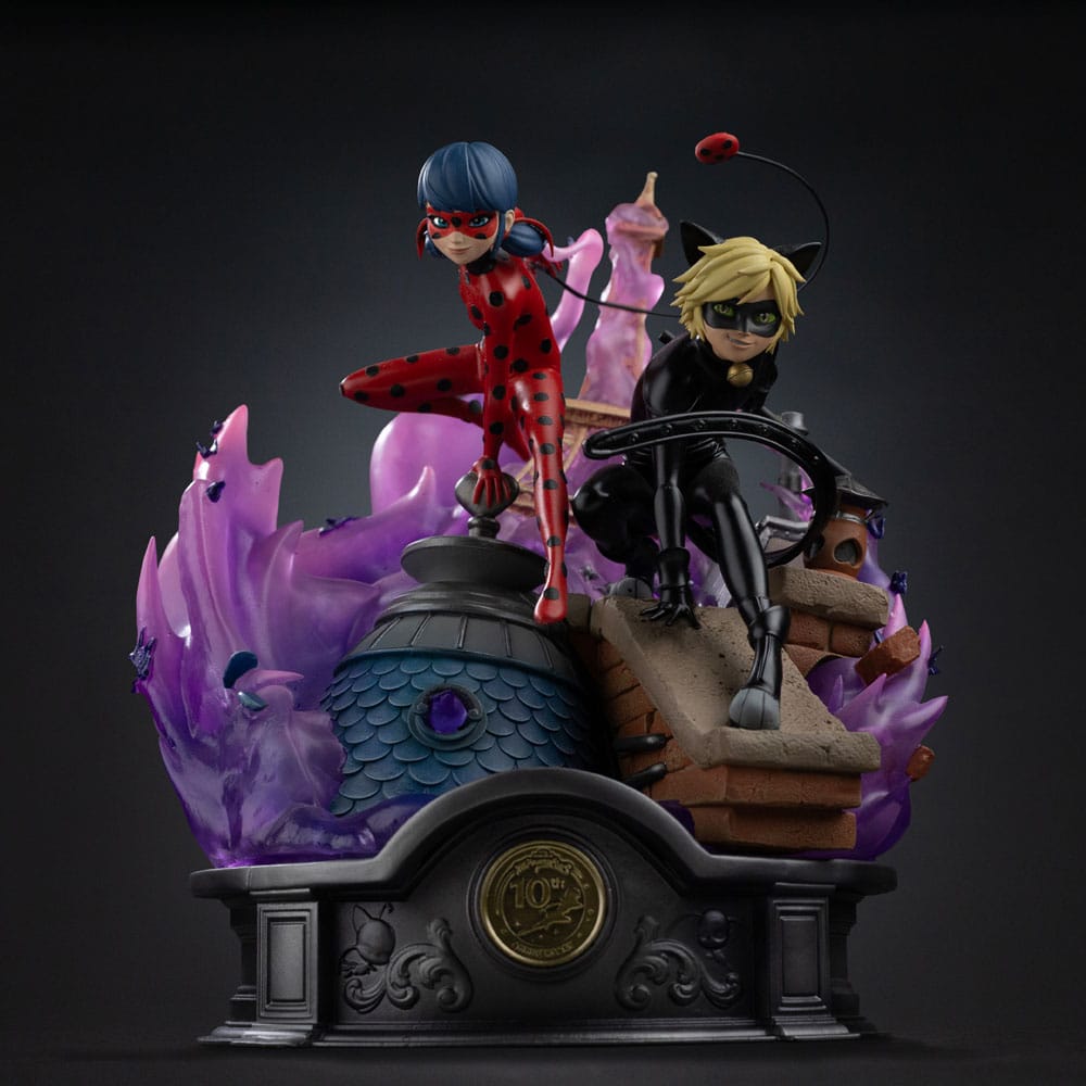 LADY BUG AND CAT NOIR figura oficial de resina en formato 1/10 mide aproximadamente 23 cm de alto por 19 cm de ancho y profundidad.