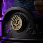 LADY BUG AND CAT NOIR figura oficial de resina en formato 1/10 mide aproximadamente 23 cm de alto por 19 cm de ancho y profundidad.