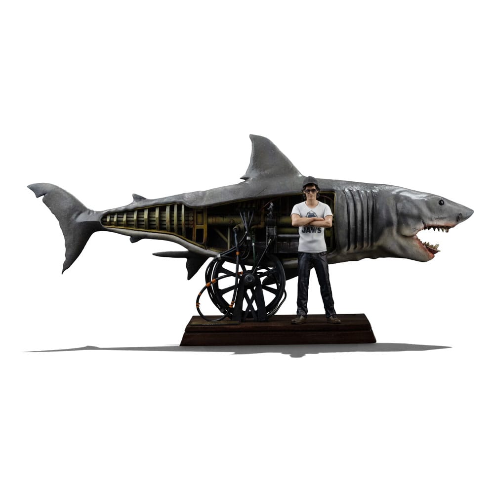 STEVEN SPIELBERG JAWS 50th ANNIVERSARY DELUXE ESTATUA ART SCALE 1/10. ron Studios presenta una pieza histórica: Steven Spielberg y Tiburón a escala 1/10.