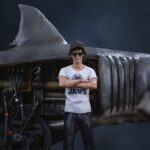 STEVEN SPIELBERG JAWS 50th ANNIVERSARY DELUXE ESTATUA ART SCALE 1/10. ron Studios presenta una pieza histórica: Steven Spielberg y Tiburón a escala 1/10.