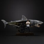 STEVEN SPIELBERG JAWS 50th ANNIVERSARY DELUXE ESTATUA ART SCALE 1/10. ron Studios presenta una pieza histórica: Steven Spielberg y Tiburón a escala 1/10.