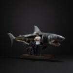 STEVEN SPIELBERG JAWS 50th ANNIVERSARY DELUXE ESTATUA ART SCALE 1/10. ron Studios presenta una pieza histórica: Steven Spielberg y Tiburón a escala 1/10.