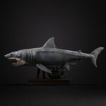 STEVEN SPIELBERG JAWS 50th ANNIVERSARY DELUXE ESTATUA ART SCALE 1/10. ron Studios presenta una pieza histórica: Steven Spielberg y Tiburón a escala 1/10.