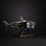 STEVEN SPIELBERG JAWS 50th ANNIVERSARY DELUXE ESTATUA ART SCALE 1/10. ron Studios presenta una pieza histórica: Steven Spielberg y Tiburón a escala 1/10.