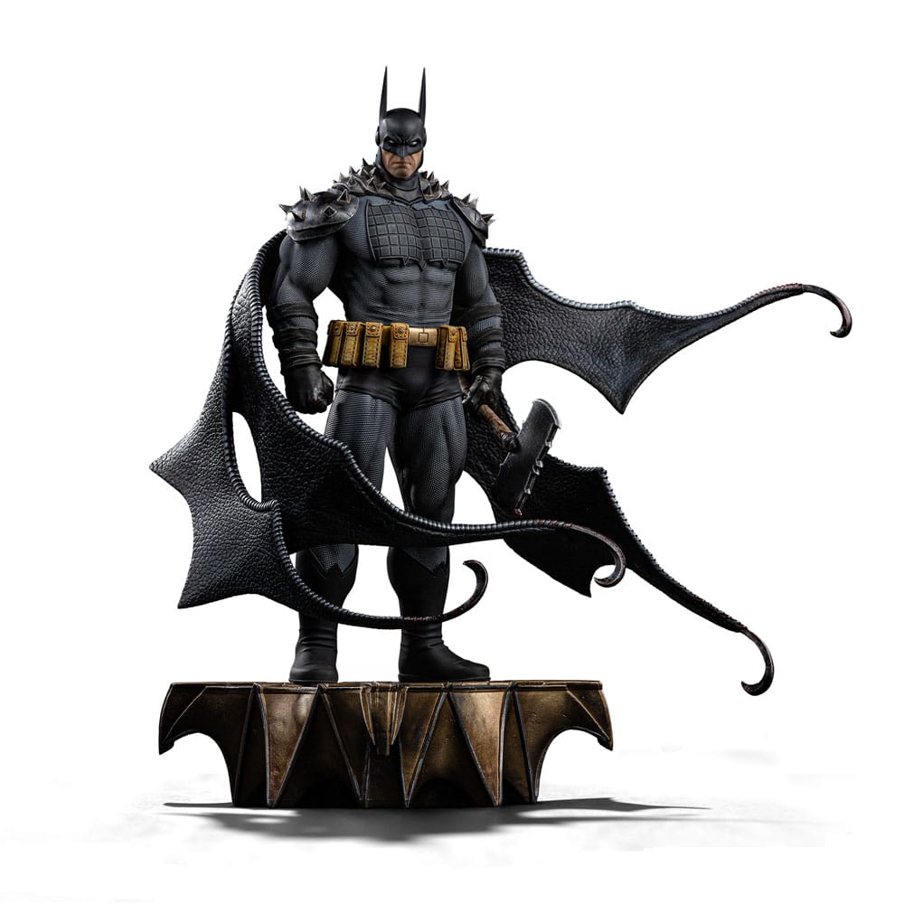 BATMAN ABSOLUTE DC COMICS ESTATUA ART SCALE 1/10. Esta versión Absolute de Batman captura esa idea en una estatua oficial de resina de unos 26 cm de altura a escala 1/10.