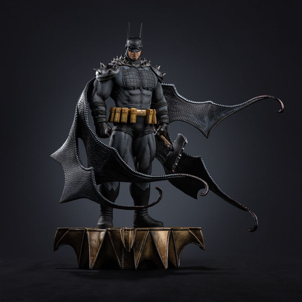 BATMAN ABSOLUTE DC COMICS ESTATUA ART SCALE 1/10. Esta versión Absolute de Batman captura esa idea en una estatua oficial de resina de unos 26 cm de altura a escala 1/10.