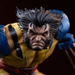WOLVERINE MARVEL ESTATUA LEGACY REPLICA 1/4. Wolverine aparece capturado en plena embestida en una pieza de resina de unos 38 cm de altura.