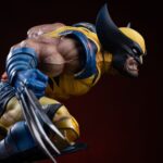 WOLVERINE MARVEL ESTATUA LEGACY REPLICA 1/4. Wolverine aparece capturado en plena embestida en una pieza de resina de unos 38 cm de altura.