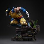 WOLVERINE MARVEL ESTATUA LEGACY REPLICA 1/4. Wolverine aparece capturado en plena embestida en una pieza de resina de unos 38 cm de altura.