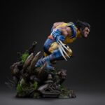WOLVERINE MARVEL ESTATUA LEGACY REPLICA 1/4. Wolverine aparece capturado en plena embestida en una pieza de resina de unos 38 cm de altura.