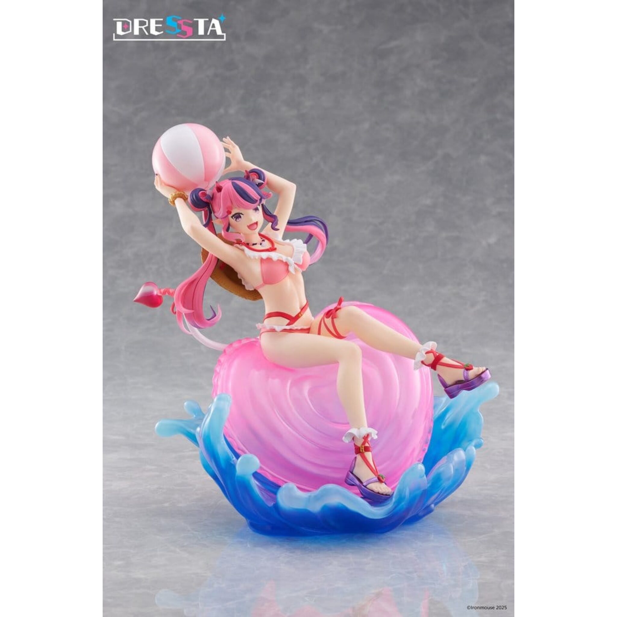 IRONMOUSE VTUBER DRESSTA IRONMOUSE VTUBER DRESSTA. Esta figura de PVC de aproximadamente 20 cm representa a Ironmouse con un bikini rosa con volantes adornado con perlas y pequeños corazones, junto con sus características coletas bicolores y cuernos de demonio.