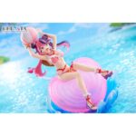 IRONMOUSE VTUBER DRESSTA. Esta figura de PVC de aproximadamente 20 cm representa a Ironmouse con un bikini rosa con volantes adornado con perlas y pequeños corazones, junto con sus características coletas bicolores y cuernos de demonio.