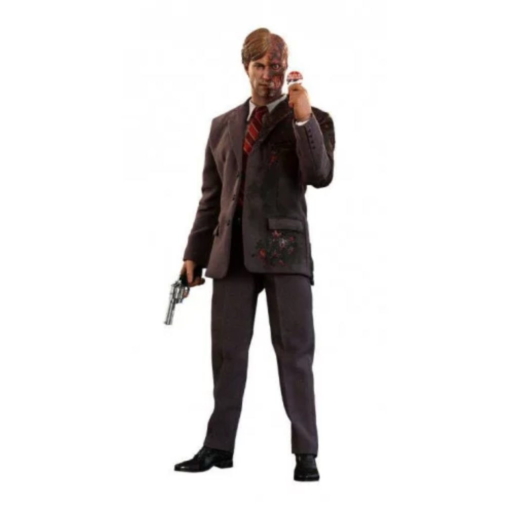TWO-FACE THE DARK KNIGHT HOT TOYS. Figura articulada de la película "The Dark Knight" a escala 1/6, tamaño aprox. 31 cm. Viene con accesorios y ropa de tela en una caja con ventana.