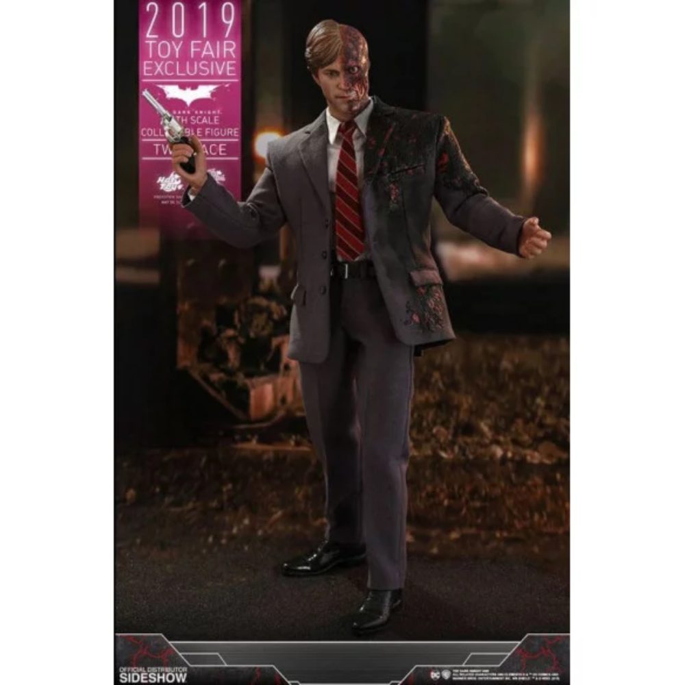 TWO-FACE THE DARK KNIGHT HOT TOYS. Figura articulada de la película "The Dark Knight" a escala 1/6, tamaño aprox. 31 cm. Viene con accesorios y ropa de tela en una caja con ventana.